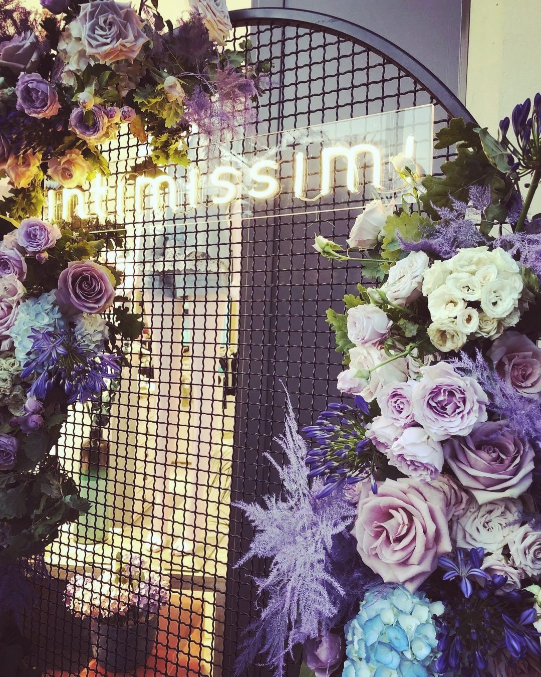 Fiori lilla, viola e azzurri per decorazione evento Intimissimi
