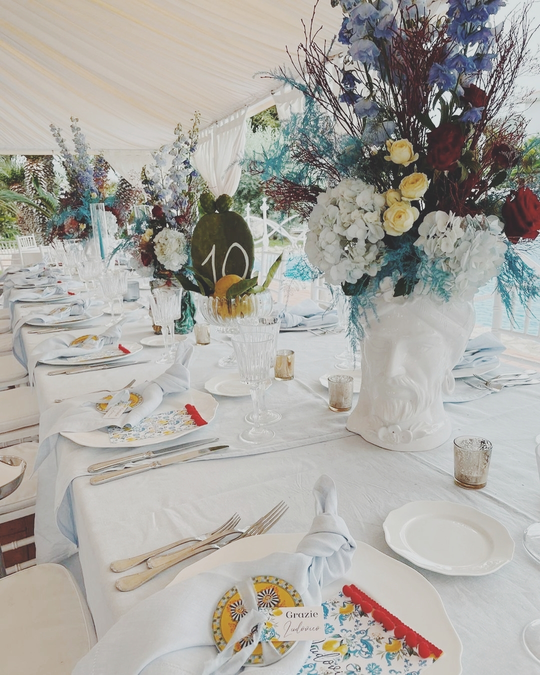Tavolo imperiale con teste di moro e fiori colorati per compleanno a tema sicilia