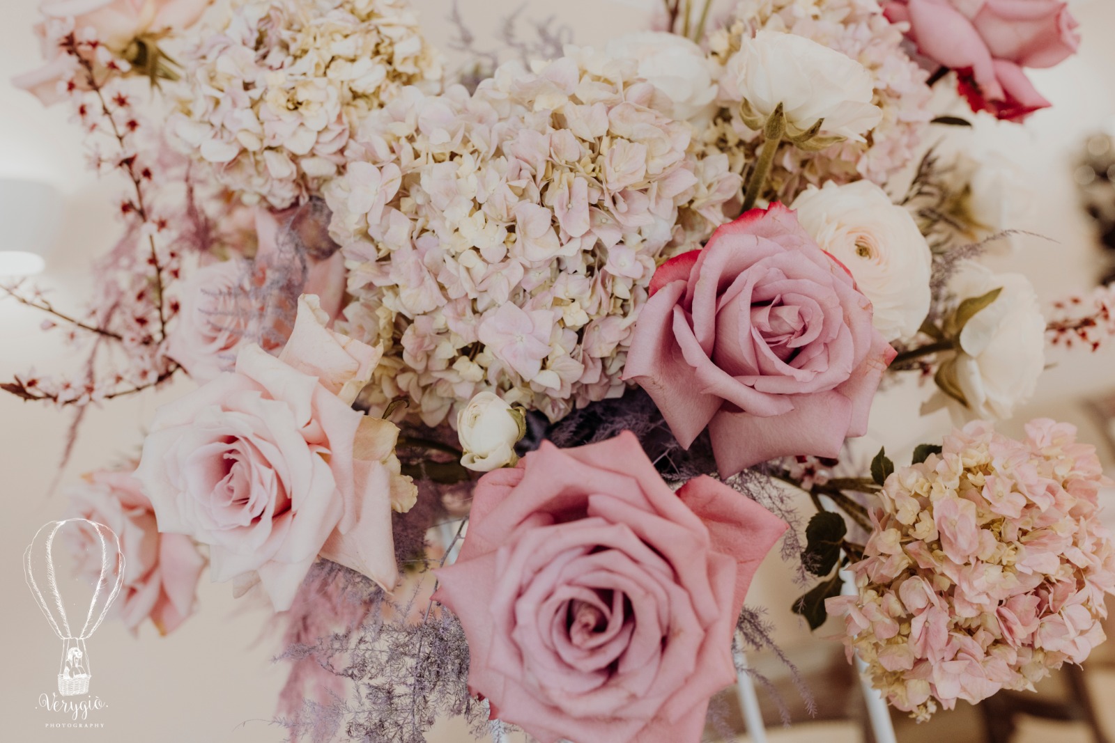 Composizione floreale con ortensie rosa antico e rose rosa