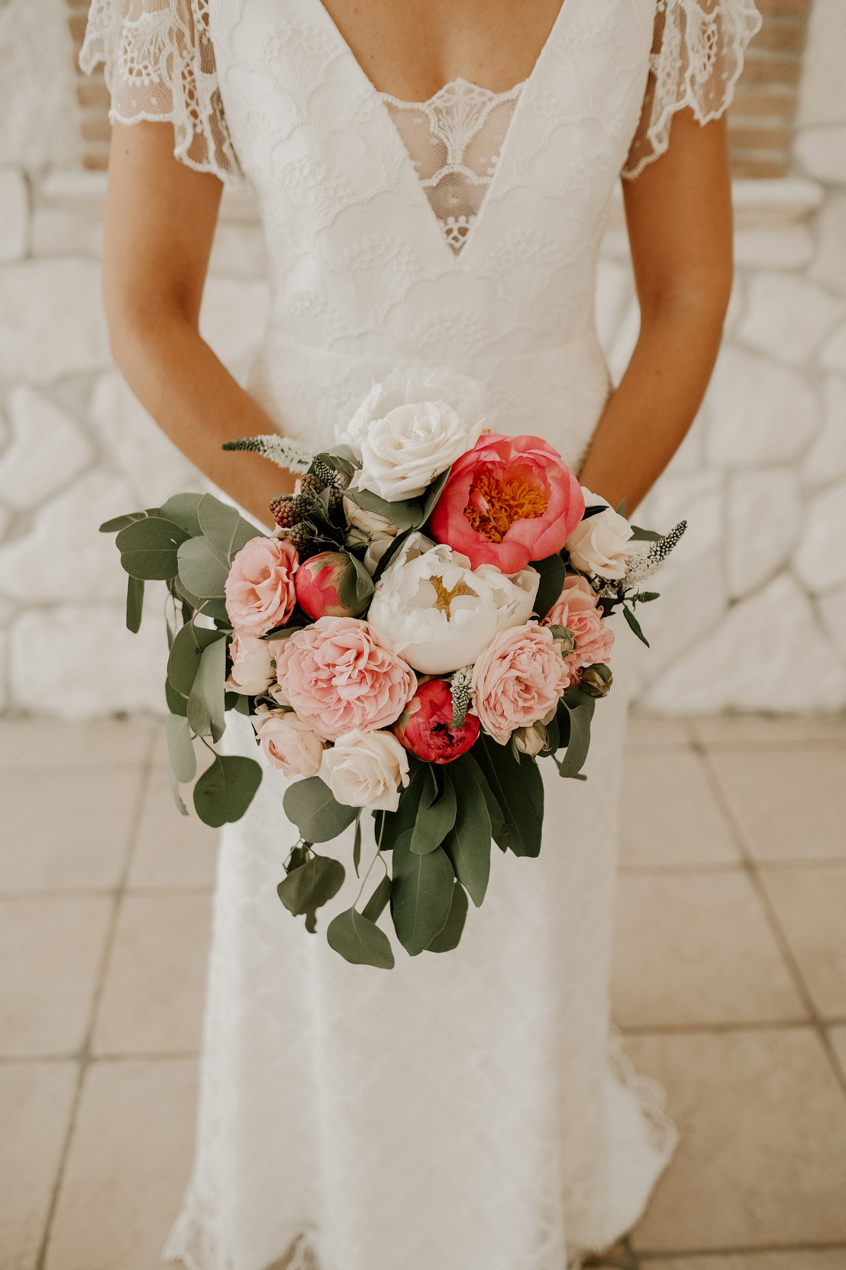 Bouquet boho da sposa con eucalipto, peonie e rose