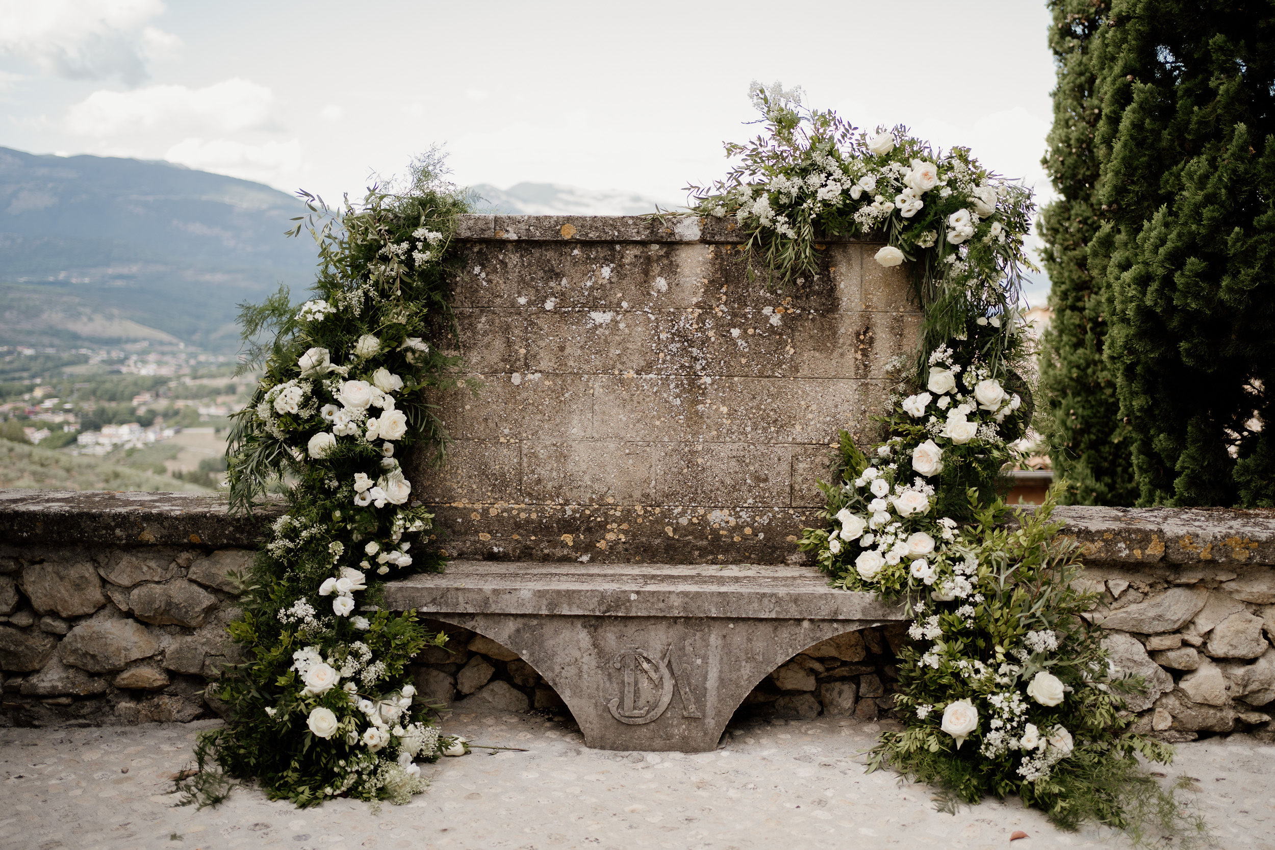 Decorazione floreale in stile botanico su antica seduta in pietra