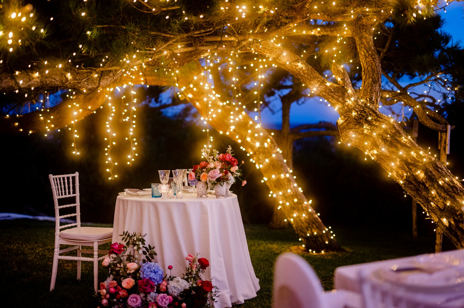 Allestimento con fiori colorati per tavolo sposi in estate
