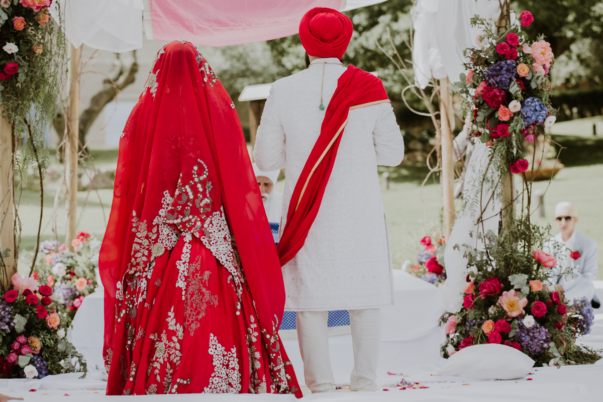 Allestimento floreale colorato per matrimonio indiano