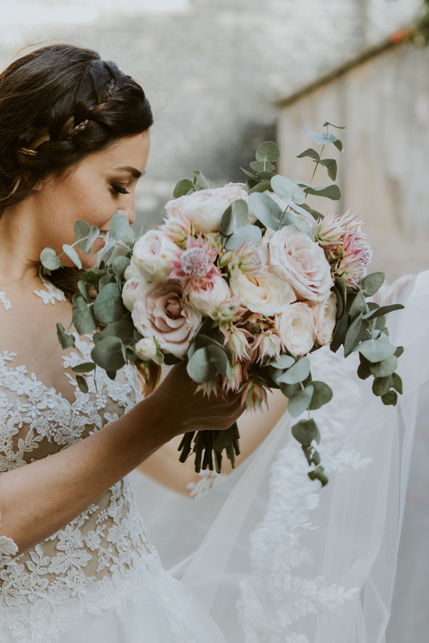 Bouquet da sposa stile boho, con eucalipto, peonie, rose e cardi nei toni del rosa e del bianco