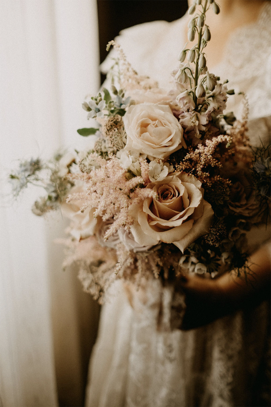 Bouquet da sposa vintage con rose e fiori di campo dai toni pastello
