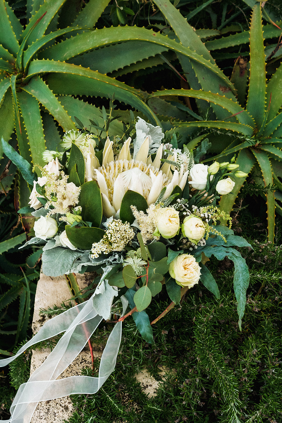 Bouquet da sposa moderno con fiori bianchi e misto verdi