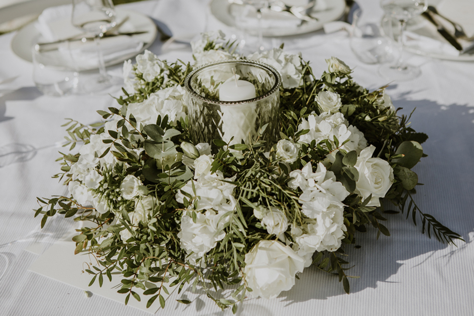 Centrotavola basso con candela e fiori bianchi e verdi
