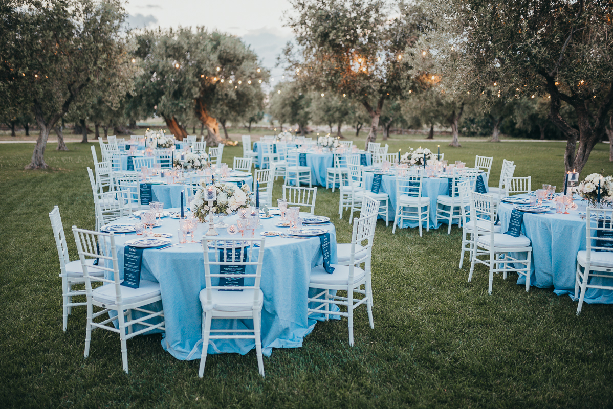 Ricevimento di matrimonio all'aperto tra gli ulivi, in Puglia