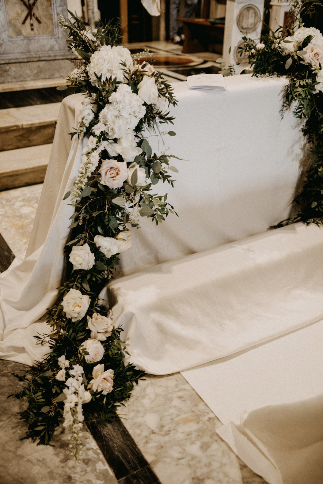 Ghirlanda di fiori per inginocchiatoio sposi con rose e ortensie bianche