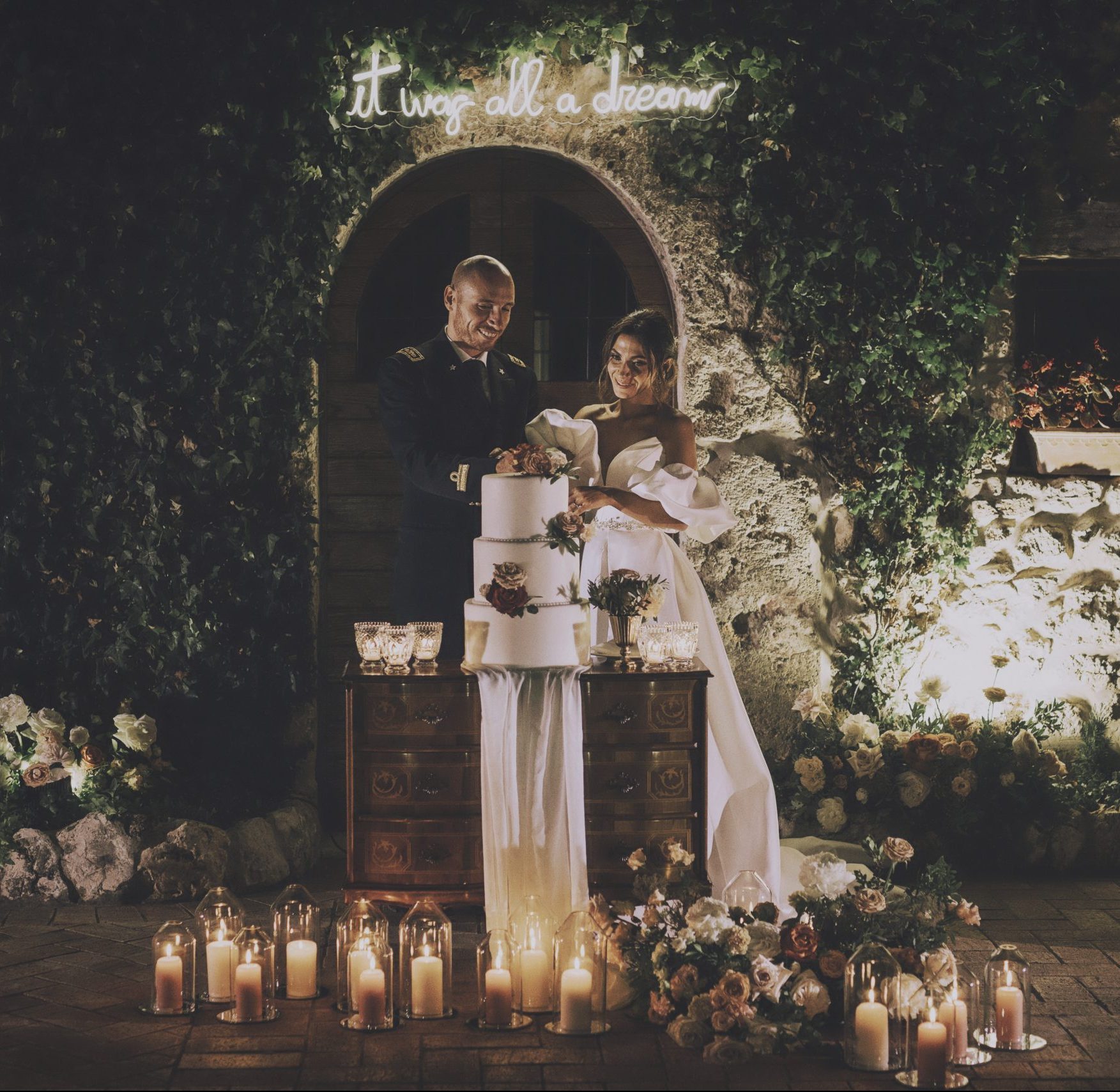 Allestimento romantico angolo torta matrimonio con fiori e candele