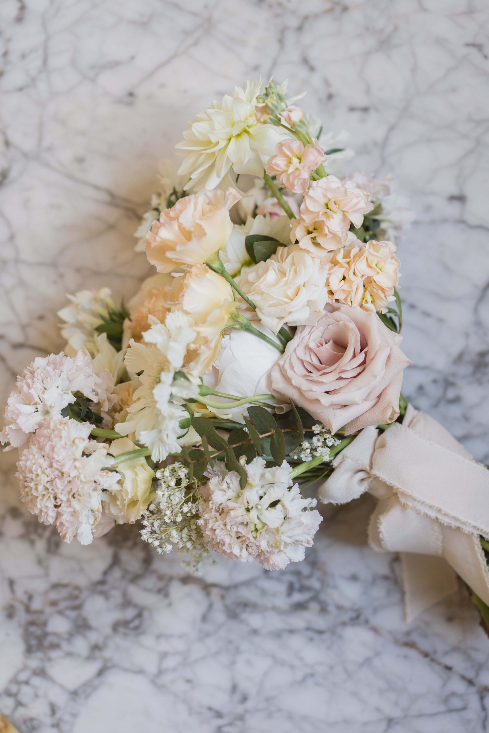 Bouquet da sposa a forma di cuore con toni delicati
