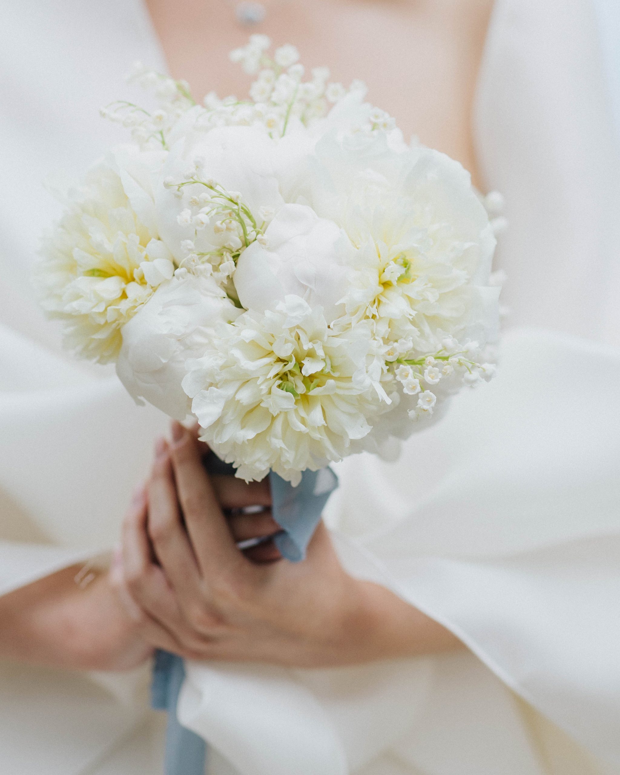 Bouquet da sposa bianco di forma rotonda con peonie, mughetto e nastro in chiffon carta da zucchero